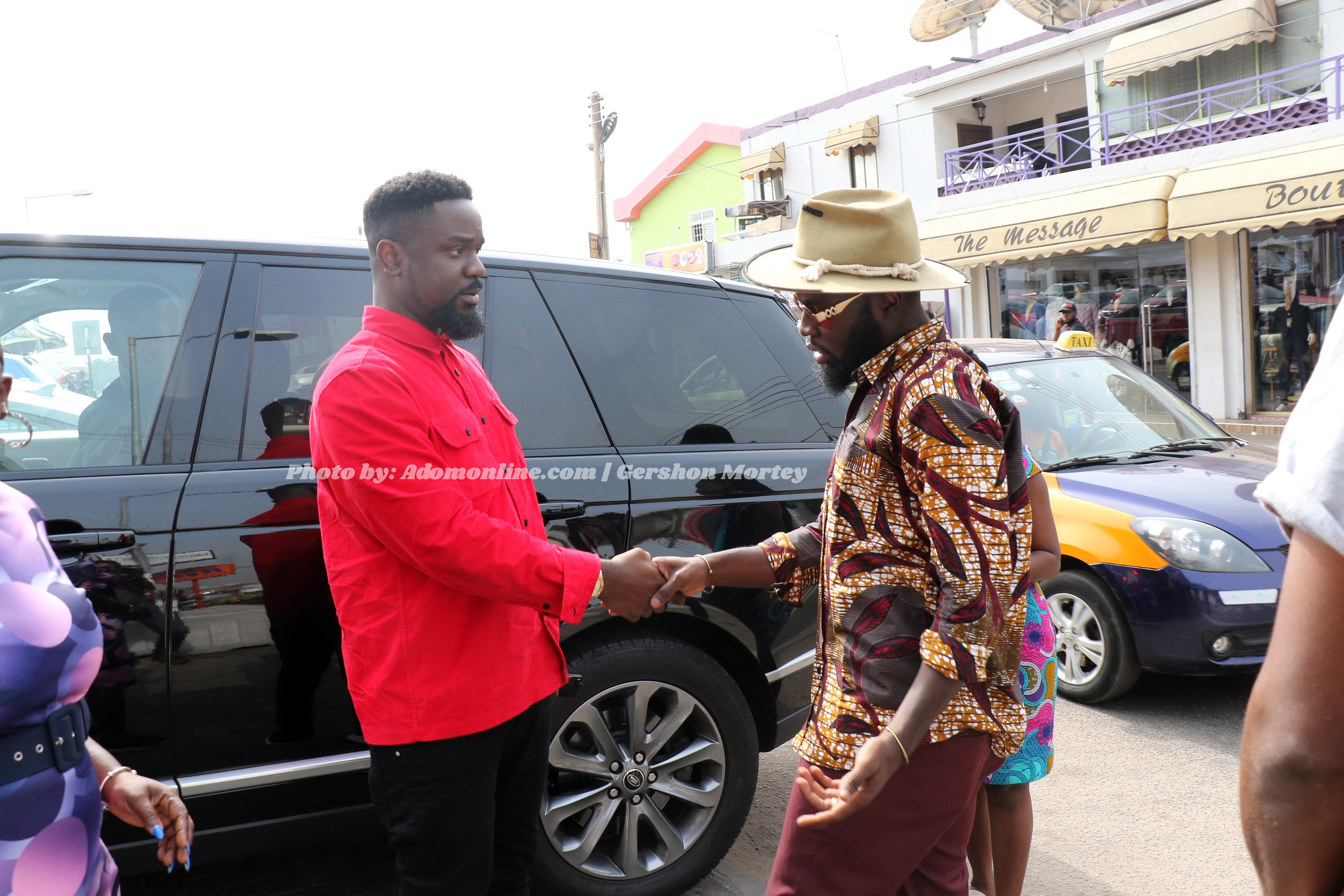 Photo of the week: Guess what happened when Sarkodie and M.anifest met?