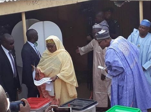 Photo: President Buhari spies on wife's ballot paper