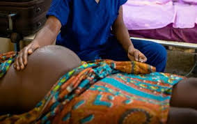 Pregnant woman cuts her stomach open due to labour pains
