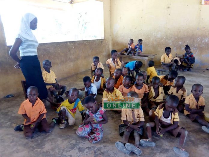 Over-150-students-occupy-single-classroom-in-Ananekrom-DA-Basic-School-in-Asante-Akyem-North-District_2-696x522.jpg