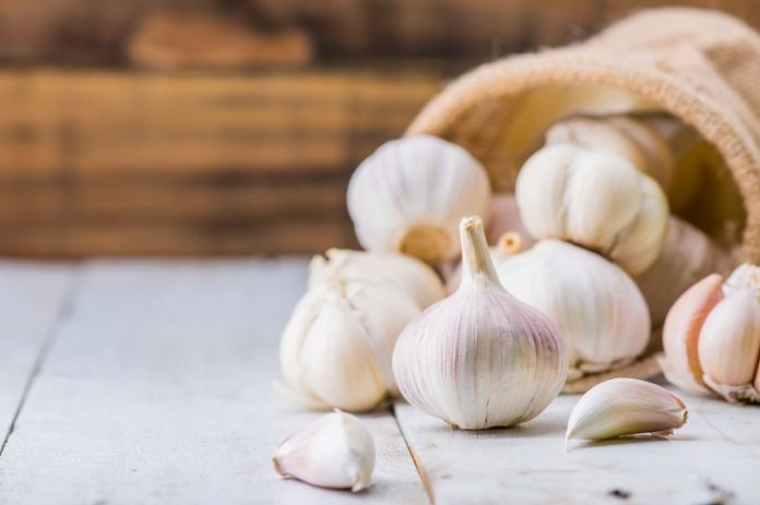 2_Garlic-Cloves-and-Bulb-for-food-cooking-in-the-kitchen-1-696x463.jpg
