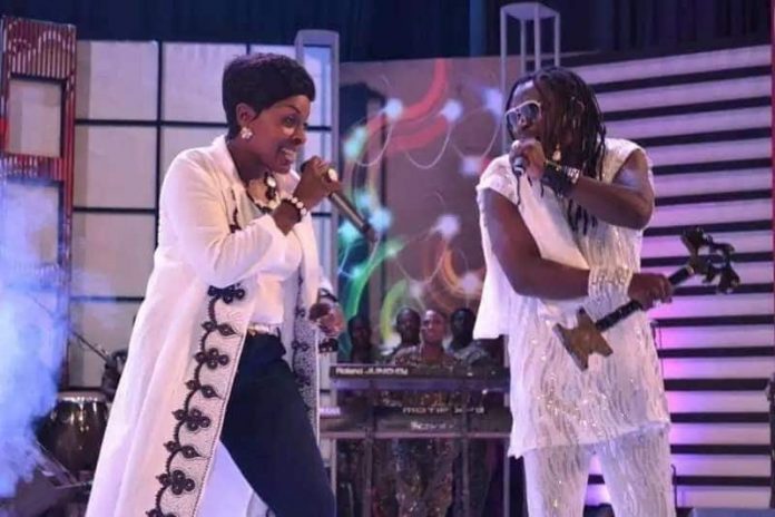 Akosua-Agyapong-performing-live-with-Amandzeba-Nat-Brew-696x464.jpg