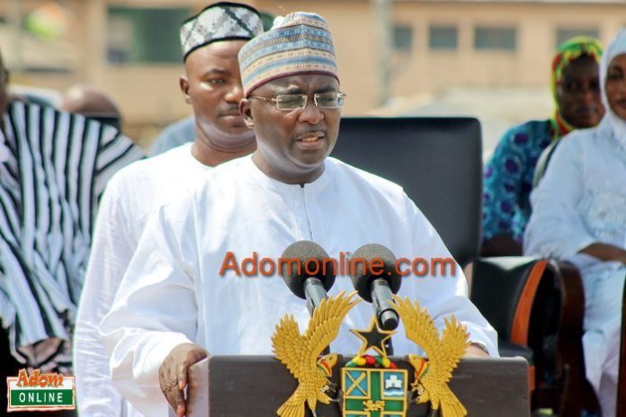 Nana-Akufo-Addo-Bawumia-worship-at-Central-Mosque-40-696x464.jpg