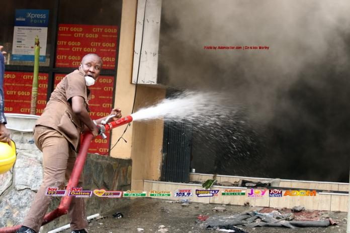 1557061250_Fire-outbreak-at-Makola-new-market-_05-696x464.jpg