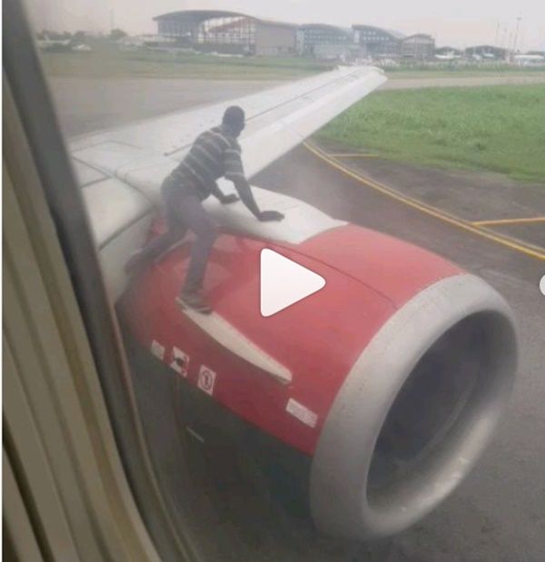 524007035_425418 man airline