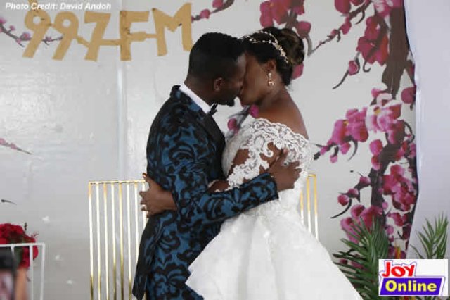 Adjetey Annag and wife kiss Adjetey Annag and wife kiss