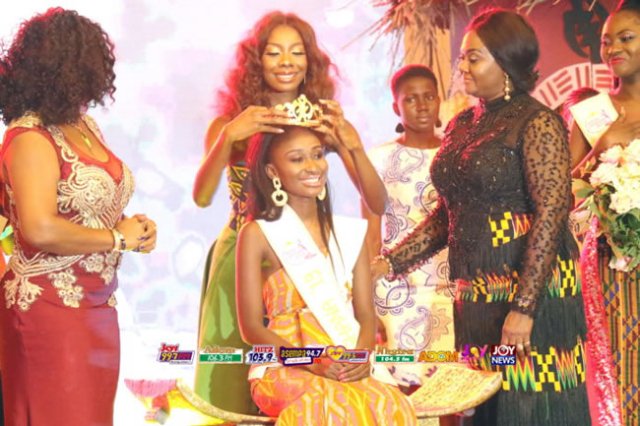 Rebecca Nana Adwoa Kwabi being crowned Miss Ghana