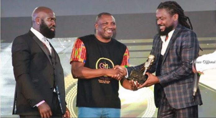 Samini receiving his award Samini receiving his award