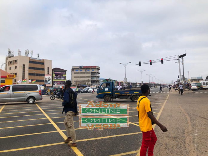 N1 highway, Lapaz Drivers who usually ply Lapaz (Las Palmas) stretch on the N1 highway from Mallam-Nyamekye junction towards the Accra Mall would recognize that there are no traffic lights prompting them to traffic.