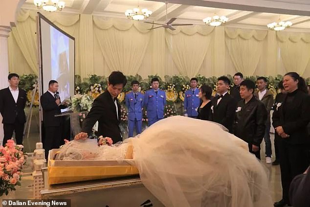 Heart-broken fiance marries his girlfriend’s corpse during her funeral Heart-broken fiance marries his girlfriend’s corpse during her funeral