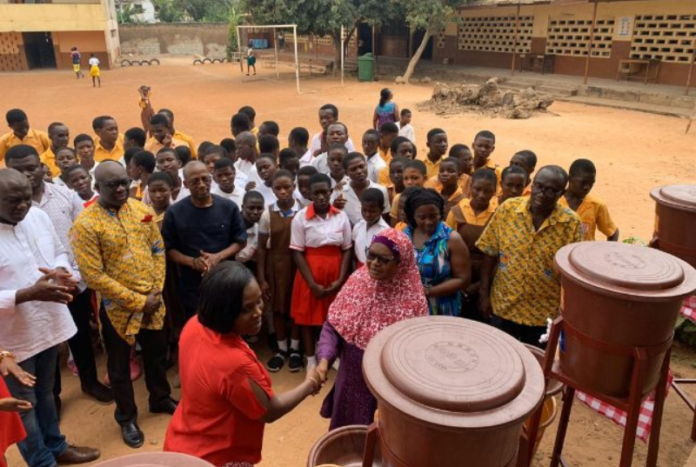 Accra Kanda Rotary Club improves sanitation at the Kanda AMA basic school The rotary club of Accra, Kanda with the aim of creating sanitary consciousness, has donated some veronica buckets, hand washing soaps as well as napkins to the Kanda AMA basic school.