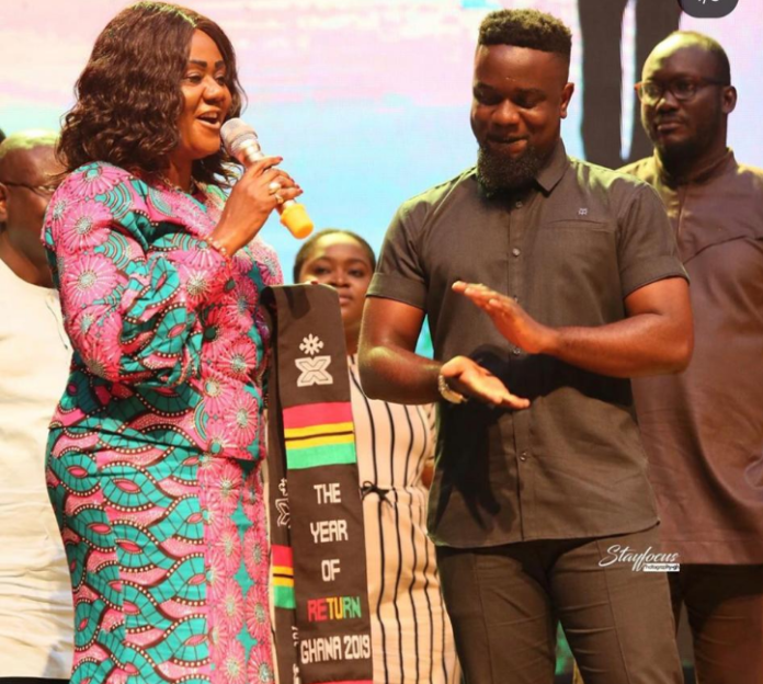 Rapper Sarkodie honoured and announced as ambassador the Year of Return by Minister of Creative Arts, Tourism, Barbara Oteng Gyasi Rapper Sarkodie honoured and announced as ambassador for the Year of Return by government.