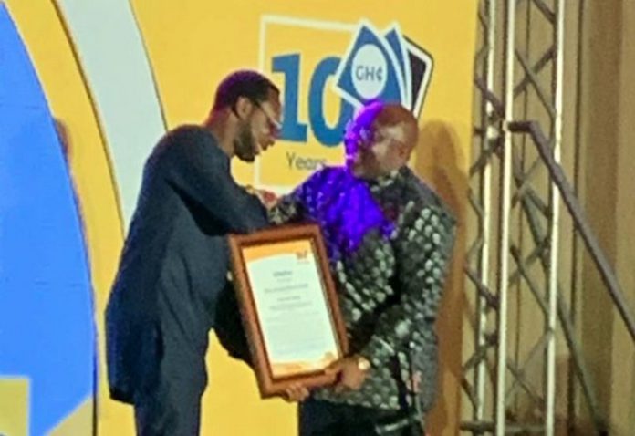 MTN Ghana CEO, Selorm Adadevoh presenting the award to George Andah MTN Ghana CEO, Selorm Adadevoh presenting the award to George Andah