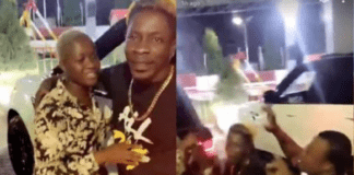 Shatta Wale kneels before Fella; visits Medikal to save their relationship