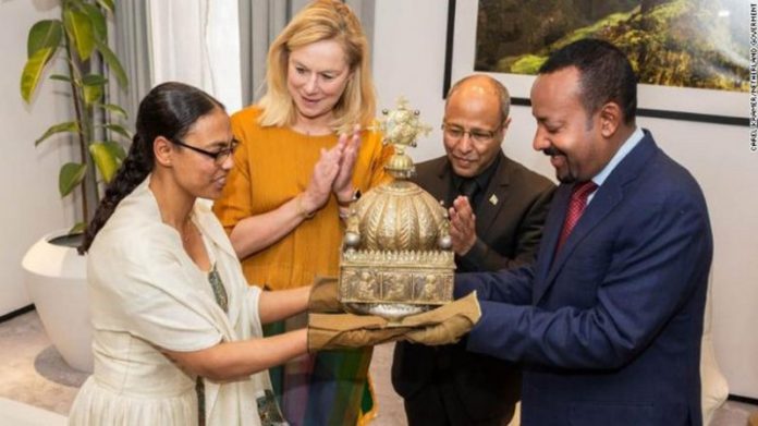 Ethiopia's Prime Minister Abiy Ahmed receives the 18th-century crown from the Dutch.(1) (Copy) Ethiopia's Prime Minister Abiy Ahmed receives the 18th-century crown from the Dutch.