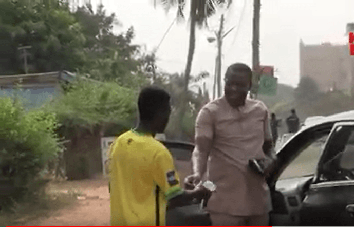 Kotoko fan gifting Matthew Cudjoe money Kotoko fan gifting Matthew Cudjoe money