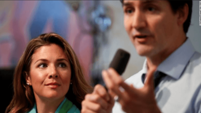 Canadian Prime Minister Justin Trudeau will isolate himself for 14 days after his wife, Sophie Grégoire Trudeau, tested positive for coronavirus. Canadian Prime Minister Justin Trudeau will isolate himself for 14 days after his wife, Sophie Grégoire Trudeau, tested positive for coronavirus.