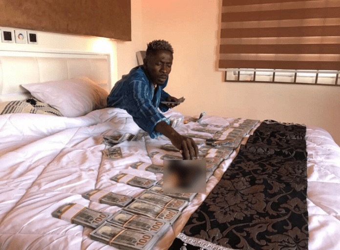 image-219 Shatta Wale shows off his money in bed