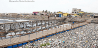 Ban plastic: Chemu Lagoon Floating Bridge choked with plastic | Photo by David Andoh/ myjoyonline.com (Ghana)