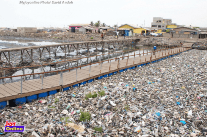 Ban plastic: Chemu Lagoon Floating Bridge choked with plastic | Photo by David Andoh/ myjoyonline.com (Ghana) Ban plastic: Chemu Lagoon Floating Bridge choked with plastic | Photo by David Andoh/ myjoyonline.com (Ghana)