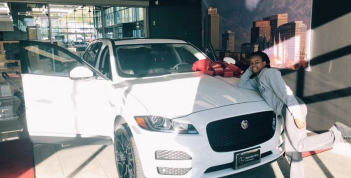 EWwRwIpXsAAUuAx (Copy) woman buys cars