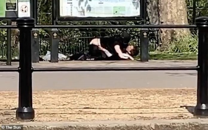 couple (Copy) Couple having sex yards from Buckingham Palace