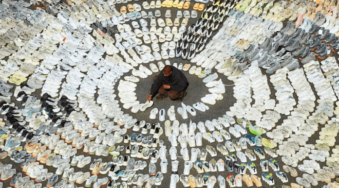 Kanye West surrounded by hundreds of Yeezys Kanye West surrounded by hundreds of Yeezys