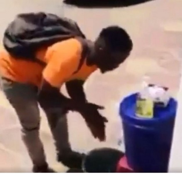 A video of a youngman stealing a liquid soap after using it in broad day light has surfaced online.