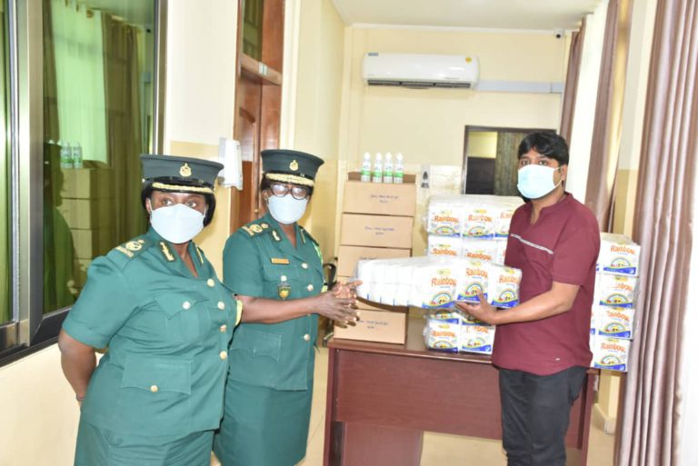 Immigration Service receives sanitary wares from Manoj Sewani