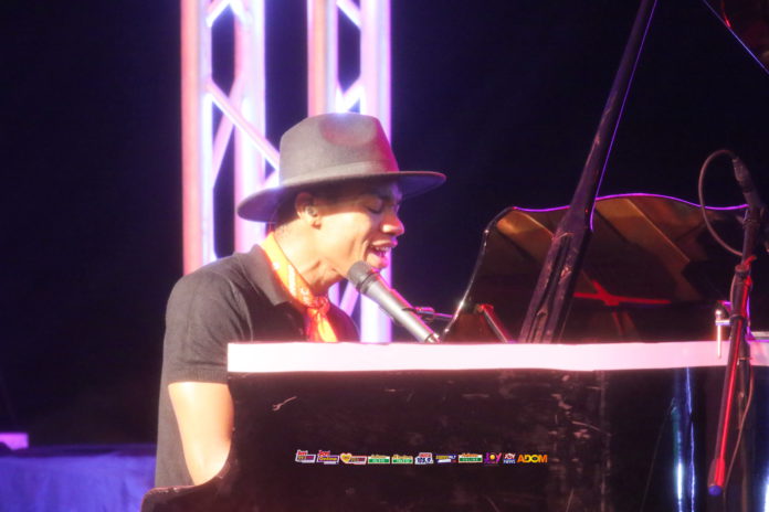 Virtual Music Awards- 3Music Awards_07 Kidi plays piano at 3Music Awards