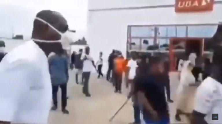 Customers chased out of the bank for defying social distancing [Video]