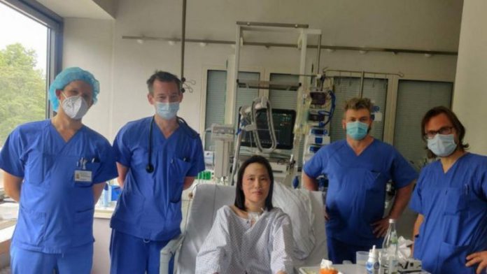 lee-and-medical-staff-at-charite-hospital (Copy)
