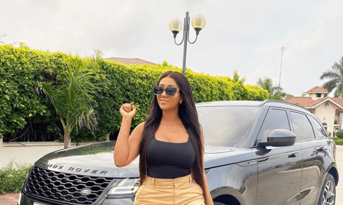 Hajia4real shows off her Range Rover Hajia4real shows off her Range Rover