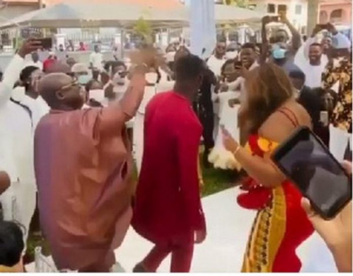 SP Kofi Sarpong spays cash on Joe mettle as he shows his dancing skills SP Kofi Sarpong spays cash on Joe mettle as he shows his dancing skills