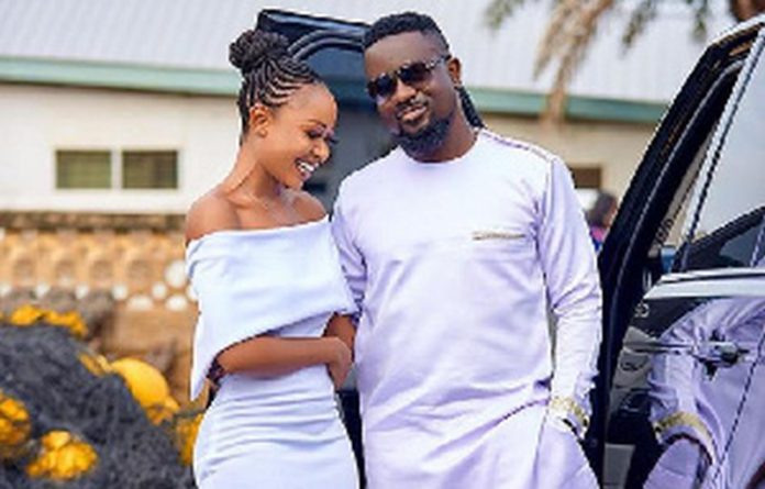 Akuapem Poloo in a photo with Sarkodie Akuapem Poloo in a photo with Sarkodie