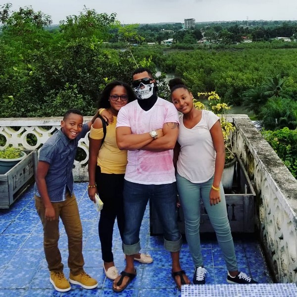 Van Vicker and children Van Vicker and children