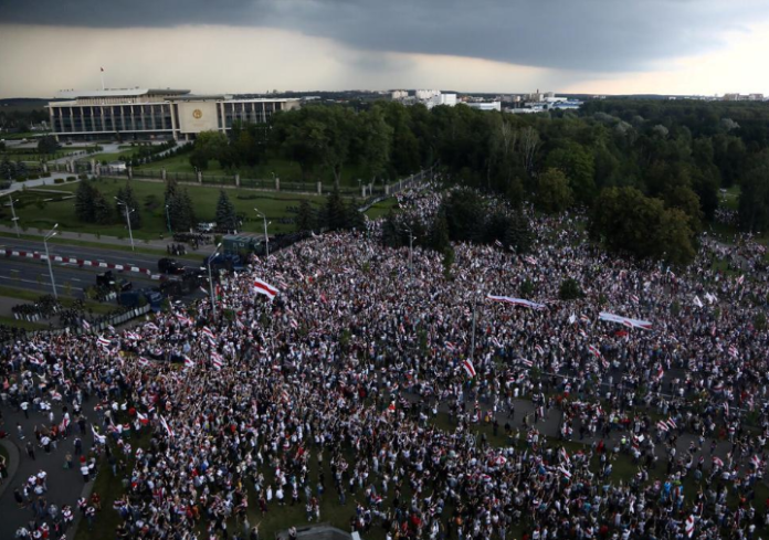 FILE PHOTO: Opposition supporters take part in a rally against presidential election results near the Independence Palace in Minsk, Belarus August 30, 2020. Tut.By via REUTERS FILE PHOTO: Opposition supporters take part in a rally against presidential election results near the Independence Palace in Minsk, Belarus August 30, 2020. Tut.By via REUTERS