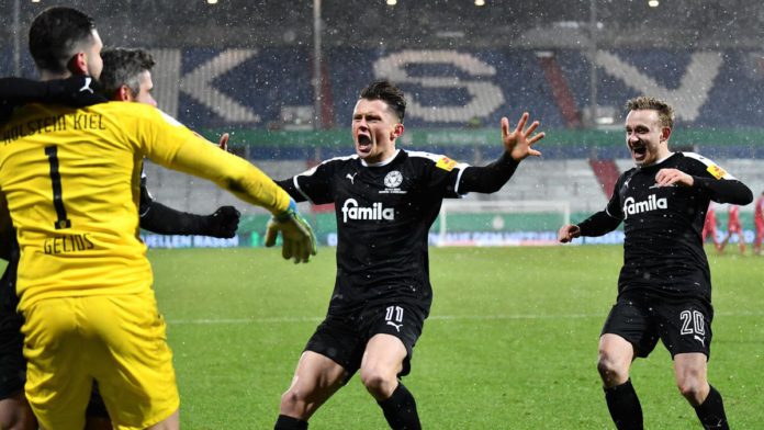 Holstein Kiel feiert die Pokal-Sensation gegen den FC Bayern Image credit: Getty Images Holstein Kiel feiert die Pokal-Sensation gegen den FC Bayern Image credit: Getty Images