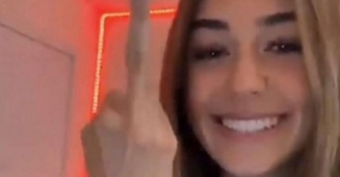 woman with longest finger woman with longest finger