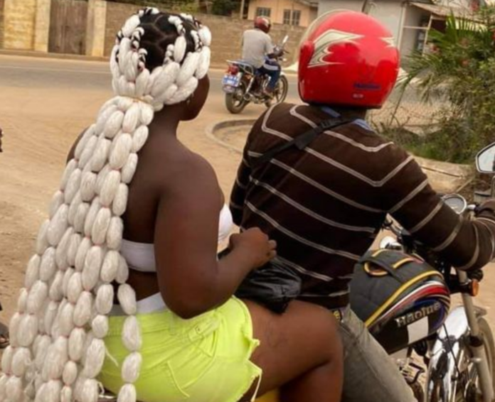 Lady’s hairstyle looking like packets of ‘gari’ causes stir on social media Lady’s hairstyle looking like packets of ‘gari’ causes stir on social media