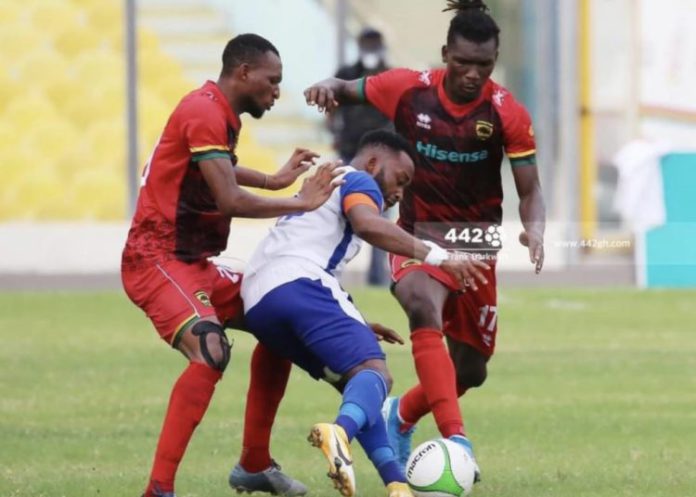 Gladson Awako closed down by Asante Kotoko players Gladson Awako closed down by Asante Kotoko players