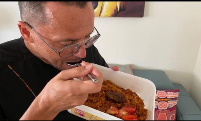 Australian High Commissioner eating jollof