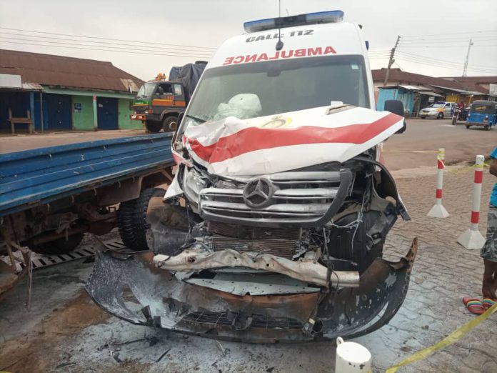 Ambulance carrying pregnant woman involved in accident Ambulance carrying pregnant woman involved in accident