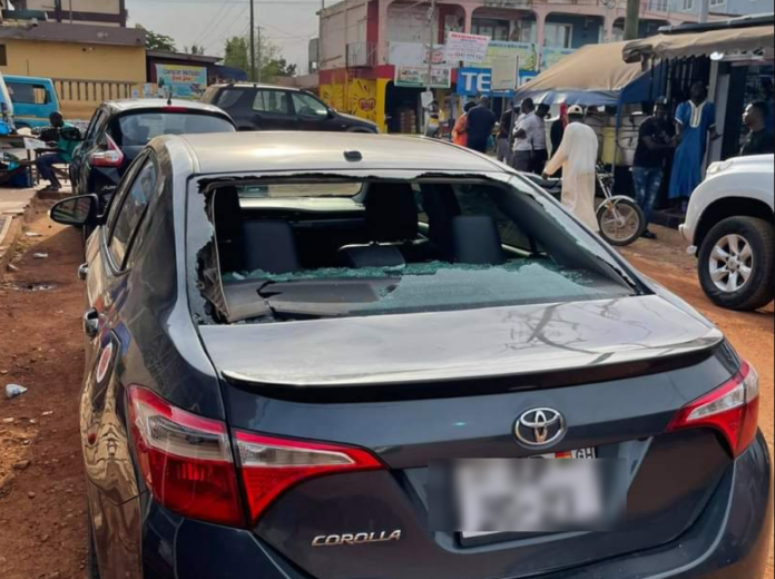 Robbers shot the rear glass of the Toyota Corolla vehicle
