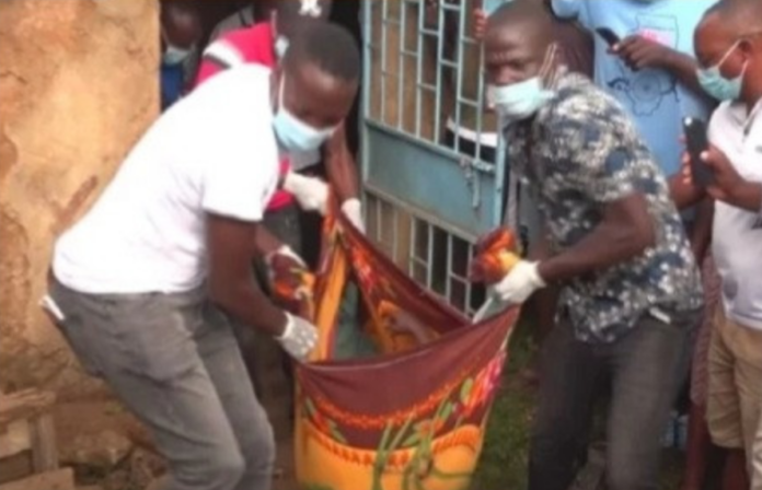 Man beheads his grandmother, takes her head to the police station Man beheads his grandmother, takes her head to the police station