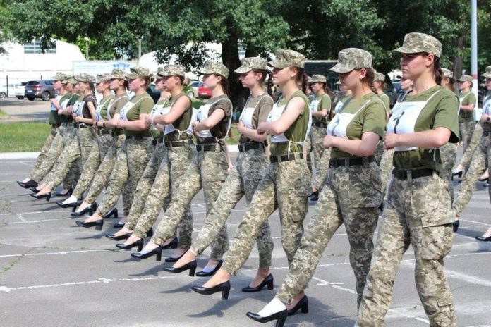 Ukraine’s female soldiers to march in high heels Ukraine’s female soldiers to march in high heels