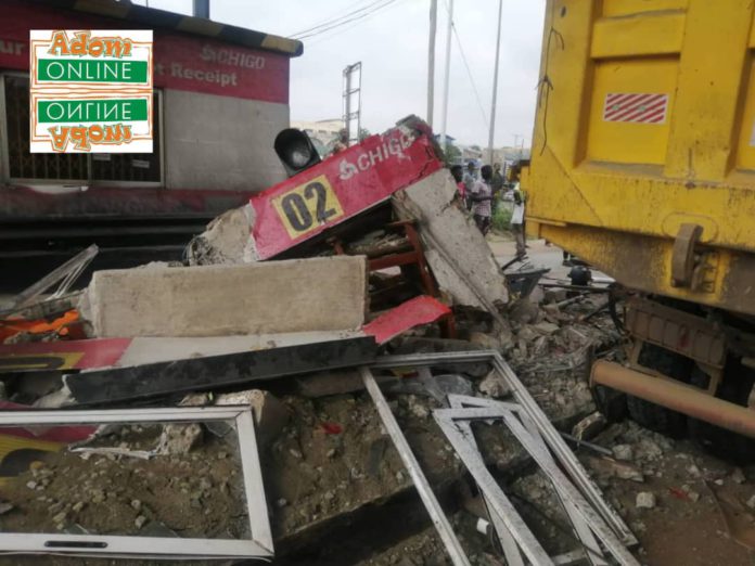 Tipper truck crashes into Tema motorway toll booth