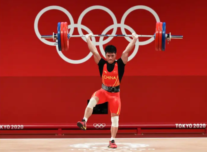 Chinese weightlifter Li Fabin brings the flair, wins gold after epic one-legged lift Tokyo Olympics: Chinese weightlifter wins gold on one leg (Photos)