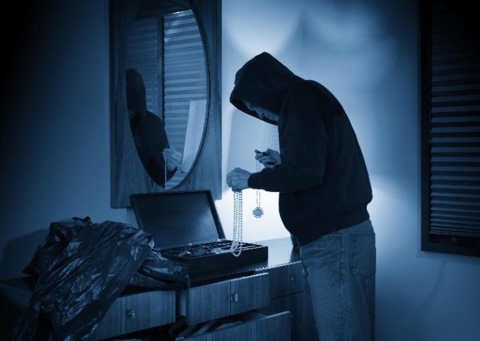 Thief leaves emotional apology note after stealing from policeman Thief leaves emotional apology note after stealing from policeman