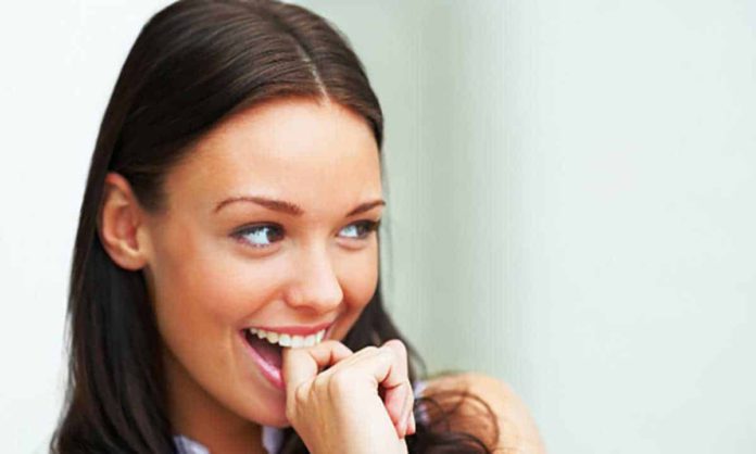 How-to-tell-if-a-girl-likes-you-flirting